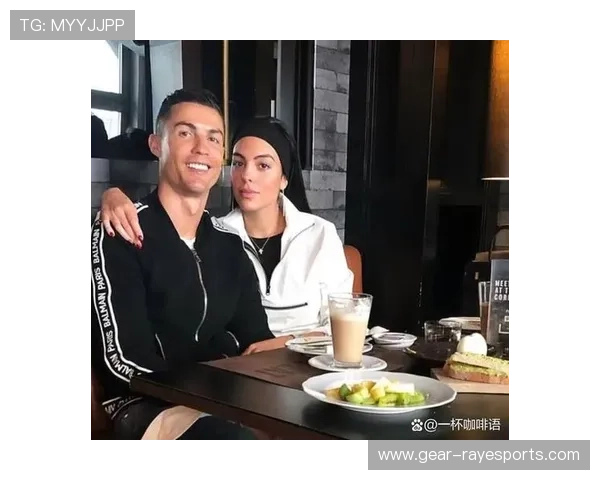 全球足球巨星合影精选集 球场英雄齐聚一堂的精彩瞬间